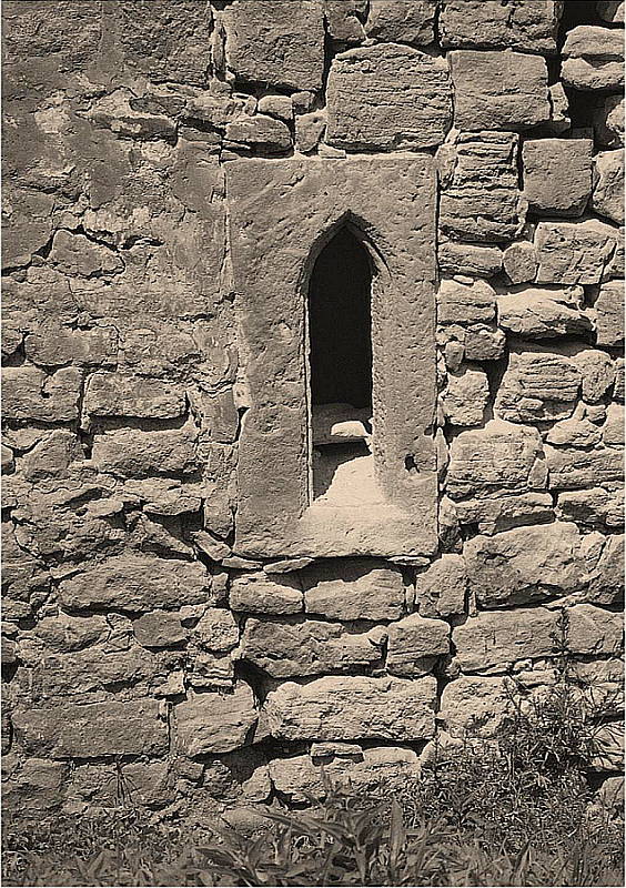 Aus einem einzigen Steinblock gehauenes gotisches Fenster in einem der Werra zugewandten Mauerwerk